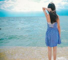 美女吃瓜背影图片真实,美女背影演绎夏日风情