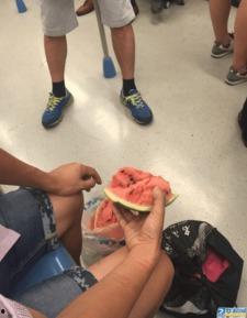 南京地铁吃瓜打人,冲突瞬间引爆车厢