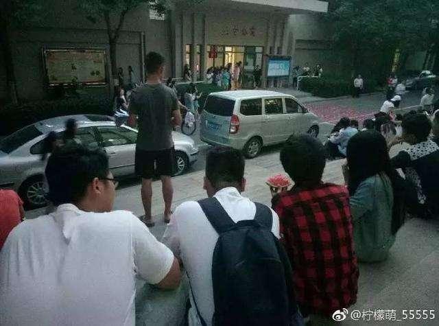 表白现场被吃瓜,这场表白现场成网友热议焦点