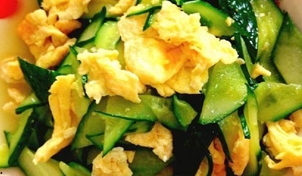 老人黄瓜地吃瓜文案,老人与瓜的故事