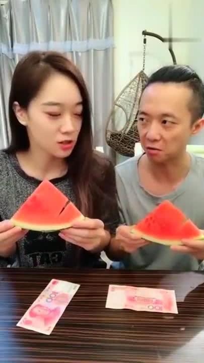 夫妻俩停车吃瓜视频