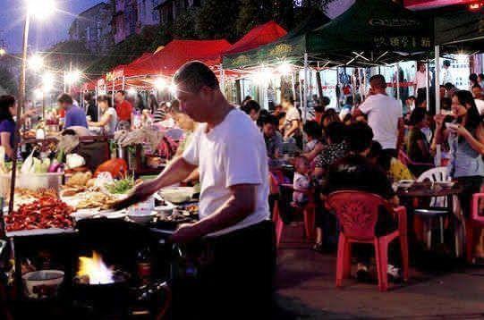 吃夜宵徒手劈瓜视频,一招徒手劈瓜绝技惊艳众人