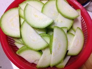 白瓜炒着吃要削皮吗视频,去皮还是留皮？视频揭秘烹饪技巧