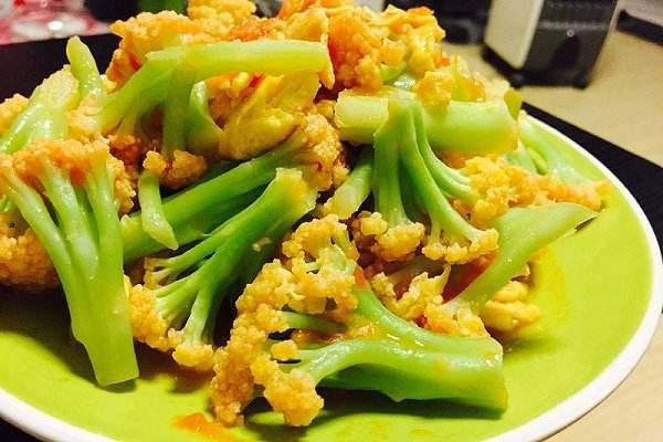 小菜花吃瓜视频