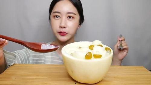 美女在韩国吃哈密瓜视频